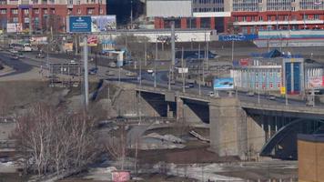 novosibirsk, Rusland maart 29, 2020 - verkeer Aan gemeenschappelijk brug. visie van de stad van novosibirsk. video