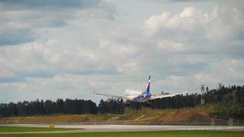 Mosca, russo federazione settembre 12, 2020 - aeroflotta airbus a320 atterraggio a sheremetyevo internazionale aeroporto. video