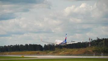 Moskou, Russisch federatie september 12, 2020 - aeroflot luchtbus a320 landen Bij sheremetyevo Internationale luchthaven. video