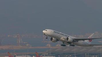 hong kong 10 de noviembre de 2019 - Japan Airlines boeing 777 ja706j salida de hong kong video