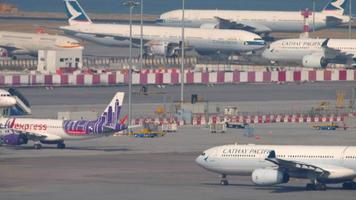 hong kong novembre 09, 2019 - catay Pacifico airbus a330, B lak Taxi per il decollare pista di decollo a chek giro kok internazionale aeroporto, hong kong video