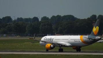 dusseldorf, alemania 23 de julio de 2017 - airbus a321 de condor acelera antes del despegue en el aeropuerto de dusseldorf. avión a reacción en el aeródromo. concepto de turismo y aviación. aerolinea alemana video