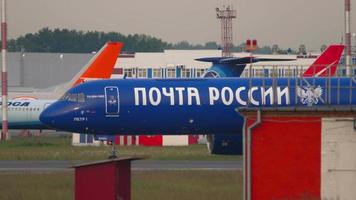 novosibirsk, federação russa 10 de junho de 2020 - aviastar tu tupolev tu 204 100c cargueiro ra 64051 chamado petr1, taxiando após o pouso. aeroporto de tolmachevo, novosibirsk video