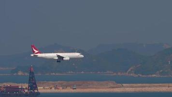 hong kong 10 de noviembre de 2019 - cathay dragon airbus a320 acercándose antes de aterrizar en el aeropuerto internacional de hong kong. video