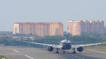 moskau, russische föderation 12. september 2020 - boeing 777 von aeroflot airlines nimmt geschwindigkeit für den start am internationalen flughafen sheremetyevo auf video