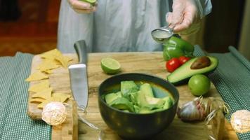 salade de guacamole avec nachos et drapeau mexicain video