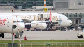 dusseldorf, alemania 21 de julio de 2017 - cargando comida a bordo de un enorme emiratos airbus a380 en el aeropuerto de dusseldorf dus. video