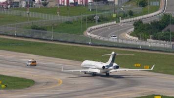 sotsji, Rusland juli 31, 2022 - Jet passagier vlak taxiën Aan de landingsbaan van Sotsji luchthaven video