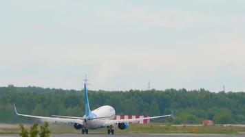 novosibirsk, Russisch federatie juli 15, 2022 - boeing 737 van pobeda lucht uittrekken en beklimmen Bij tolmachevo luchthaven, novosibirsk. toerisme en reizen concept video