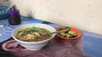 un plato de sopa de pollo con vegetales saludables y fideos con pollo. platos con platos deliciosos, comida tradicional indonesia por la mañana