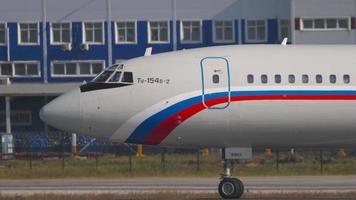 novosibirsk, federación rusa 17 de junio de 2020 - fuerza aérea rusa tupolev tu 154b 2 rf 91822 girando hacia la pista antes de la salida. aeropuerto de tolmachevo, novosibirsk
