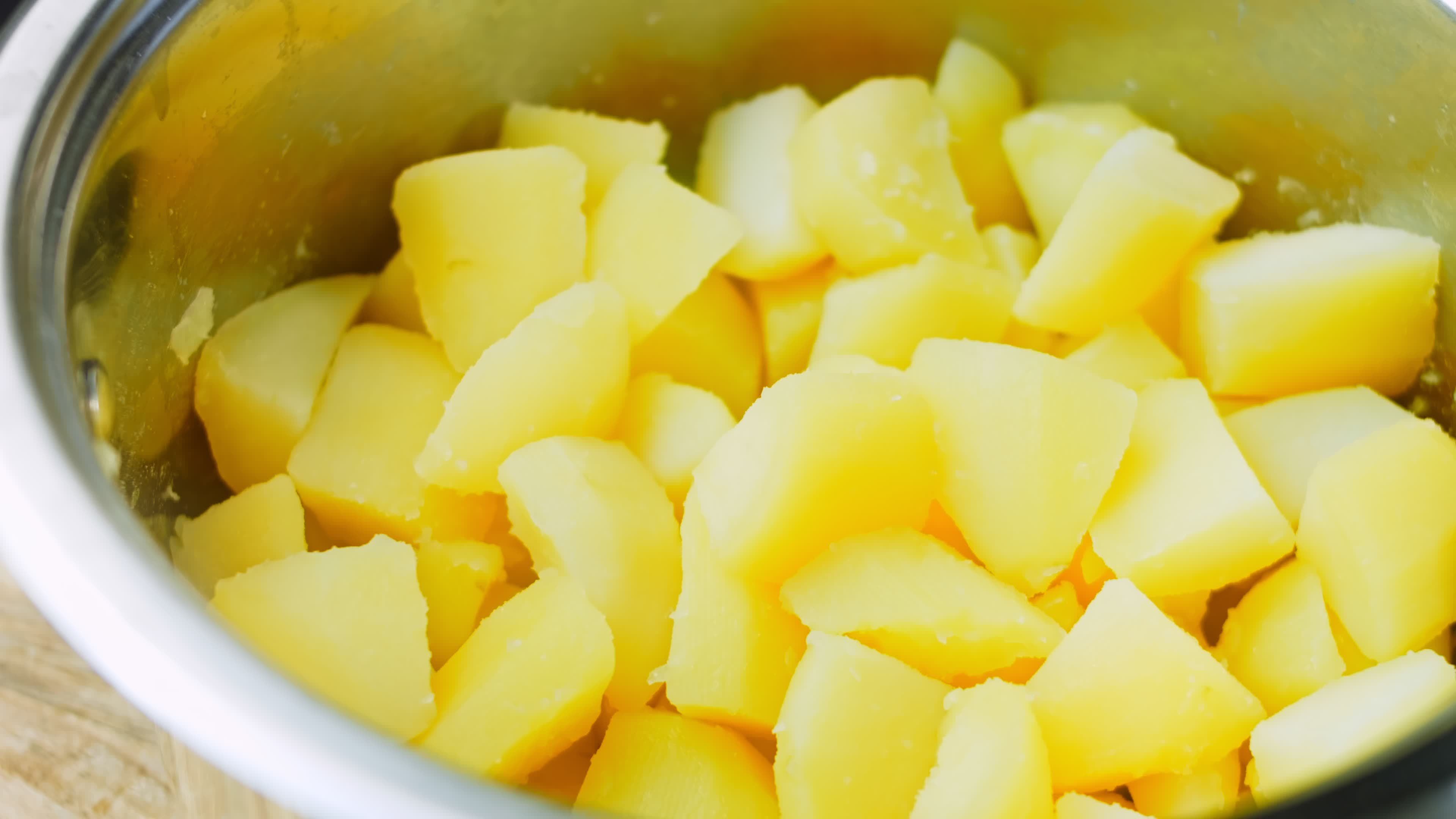 der koch macht kartoffelplätzchen mit einer lebensmitteltüte ...