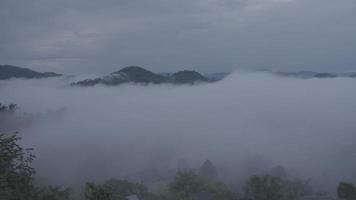 vue panoramique sur la mer de brume sur la vallée dans la zone rurale du nord de la thaïlande au coucher du soleil video