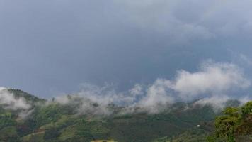 laps de temps des nuages se déplaçant et des montagnes et double arc-en-ciel après la pluie video