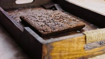 brownie taart versierd met verkruimelde chocola video