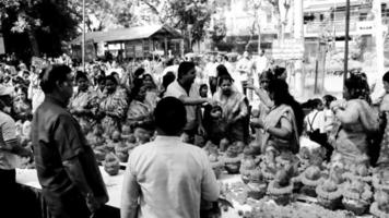 Delhi, Indië april 03 2022 - Dames met kalash Aan hoofd gedurende jagannath tempel mangal kalash jatra, Indisch Hindoe toegewijden dragen aarden potten met heilig water met kokosnoot Aan top-zwart en wit video