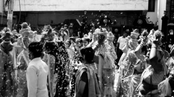 delhi, Indien april 03 2022 - kvinnor med kalash på huvud under jagannath tempel mangal kalash yatra, indisk hindu anhängare bära lergods kastruller som innehåller helig vatten med kokos på topp-svart och vit video
