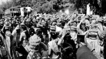 delhi, indien 03. april 2022 - frauen mit kalash auf dem kopf während des jagannath-tempels mangal kalash yatra, indische hindu-anhänger tragen irdene töpfe mit heiligem wasser mit kokosnuss auf der oberseite - schwarz und weiß