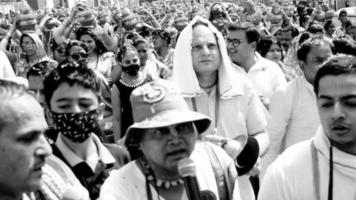 delhi, India aprile 03 2022 - donne con Kalash su testa durante jagannath tempio mangal Kalash yatra, indiano indù devoti trasportare terroso pentole contenente sacro acqua con Noce di cocco su top-nero e bianca video
