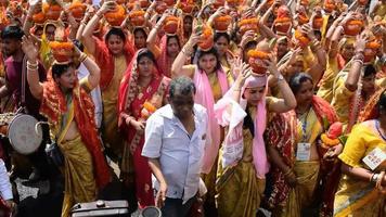 new delhi, india, 03 april 2022 - vrouwen met kalash op hoofd tijdens jagannath tempel mangal kalash yatra, indische hindoe toegewijden dragen aarden potten met heilig water met een kokosnoot erop video