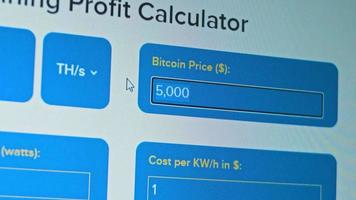 extraction de crypto-monnaie sur un écran d'ordinateur. l'algorithme du programme informatique sur le moniteur. exécution du code de programme pour le programme de minage. lignes contextuelles d'un programme informatique. video