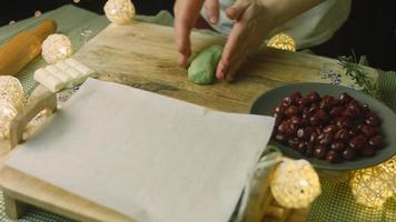 pastel con masa verde, guindas y crema agria. también tiene adorno de comida y el pastel de estrella roja video