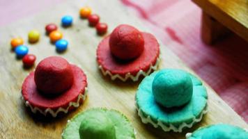 je dessine des lignes avec du glaçage sur des biscuits sombrero mexicains en trois couleurs video