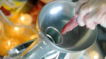 carne picada con una picadora de carne eléctrica en la cocina doméstica, enfoque selectivo video