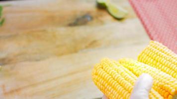 I put three ripe corn plants on the table video