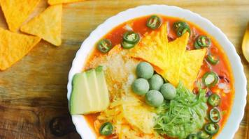 soupe mexicaine aux trois sortes de fromage. soupe royale avec avocat et cacahuètes ajoutés avec vasabi. j'utilise un entourage romantique et une cuillère en or video