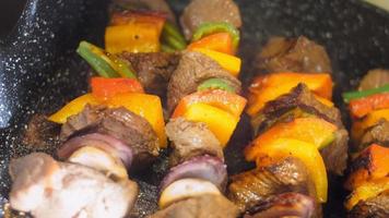 kebabs de carne marinada com legumes preparados na grelha video