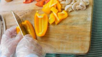 schot Aan de schuif van gehakt en vers groenten. paprika's van divers kleuren en champignons met rood uien video