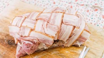Receta de lomo de cerdo envuelto en tocino asado en sidra de manzana. cerdo cocinado a la parrilla video