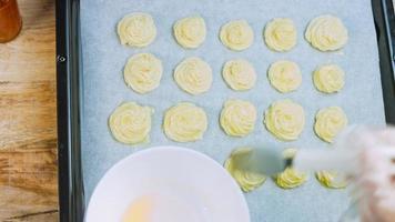 biscoitos de batata receita canônica brie, parmesão e creme de leite. é usado para decorar prato retrô e garfo de ouro video