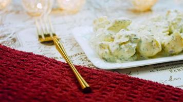 sådan en anbud potatis sallad med mastard, majonnäs, röd lök och dill. wath de recept i video