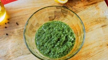 verde adjika preparato a partire dal menta e caldo Pepe. tradizionale georgiano cucina video