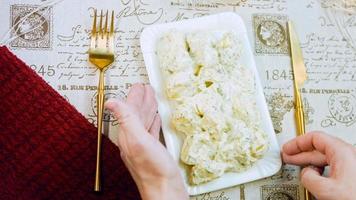 une salade de pommes de terre si tendre avec du mâtard, de la mayonnaise, de l'oignon rouge et de l'aneth. voir la recette en vidéo video