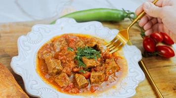 chashushuli tradizionale georgiano cibo. cibo preparato a partire dal manzo. chashushuli ricetta. il Manzo è così tenero video