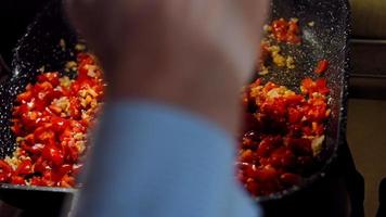 fritte uova nel georgiano cucina, chirbuli. uova con pomodori cottura a vapore nel il padella video