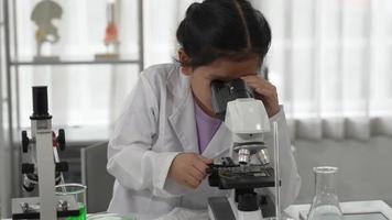 enfant apprenant la science à l'aide d'un microscope dans une salle de classe video
