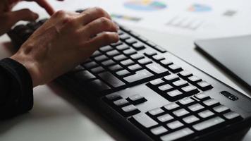 mujer usando computadora, escribiendo en el teclado. video