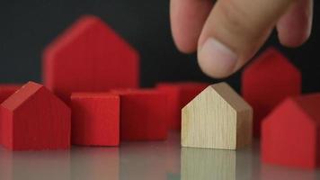 elegir la propiedad inmobiliaria adecuada o el nuevo hogar. concepto de selección de casa nueva, elija mini casa de madera de casa roja video
