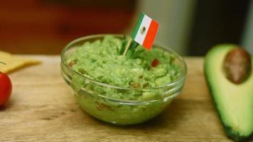 ensalada de guacamole con nachos y bandera mexicana video