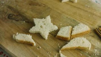 vierto miel en el árbol de navidad. tostadas francesas árbol de navidad ambiente festivo. video