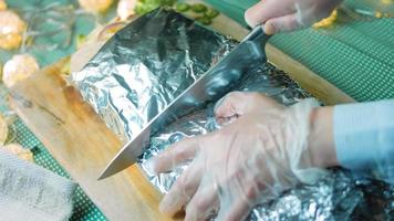 très gros burrito avec de la viande d'avocat et de chorizo. tournage dans un cadre romantique. prise de vue macro video