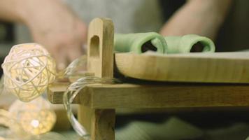 gâteau avec pâte verte, cerises acides et crème sure. il a également un ornement alimentaire et le gâteau étoile rouge video