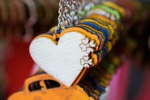 objetos decorativos coloridos en forma de corazón foto
