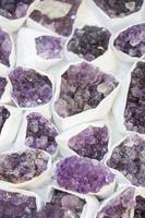 roca de amatista violeta en bruto con ametista de cristal foto