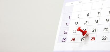 pin en el calendario. concepto de cita notificación de fecha importante una cita con su médico o programar una reunión con espacio de copia para diseño de negocios foto