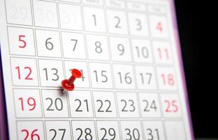 pin en el calendario. concepto de cita notificación de fecha importante una cita con su médico o programar una reunión con espacio de copia para diseño de negocios foto